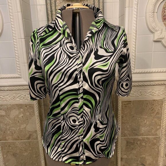 Jennifer Lauren. Size Medium. Short Sleeve Graphic Print Shirt. B58 - Picture 1 of 5